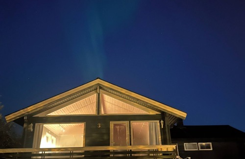 Tromso Apartment | Kaldfjord Aurora Apartments New top floor. Free parking. Close to nature.