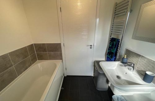Twigworth House | Kale Drive House Long Stays Welcome Free Parking, Sleeps 6