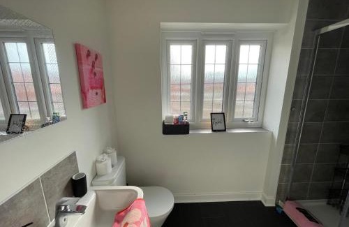 Twigworth House | Kale Drive House Long Stays Welcome Free Parking, Sleeps 6