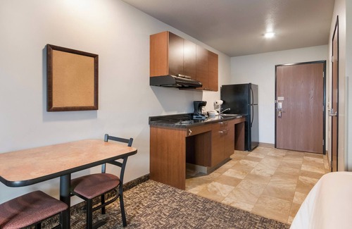 Kalispell Hotel | Kalispell Lodging w/Kitchen | Free Onsite Parking, Pet-Friendly