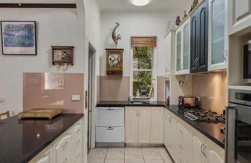 New Town House | Kallara House walk to restaurant strip