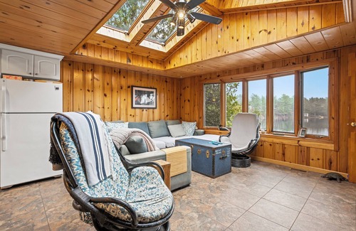 Minden Hills Cottage | Kanata House - Charming Lakeside Cottage