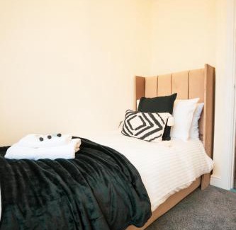 Chapeltown House | Kandaka-Specious Stylish Home - Suitable for Contractors