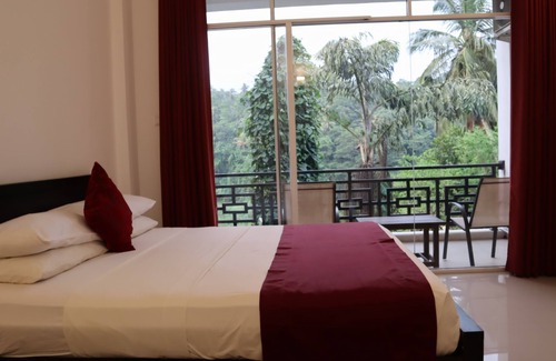 Tennekumbura Hotel | Kandy Rivers Edge Nature Resort