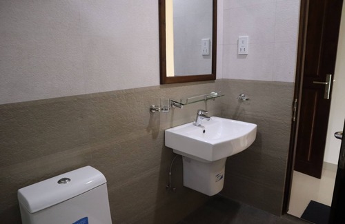 Tennekumbura Hotel | Kandy Rivers Edge Nature Resort