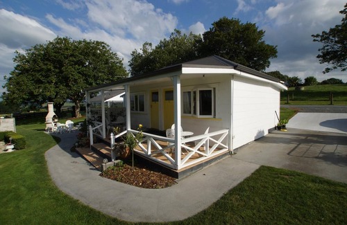 Maungatautari Cottage | Karapiro Country Cottages - 3 in a country garden bordering a native reserve