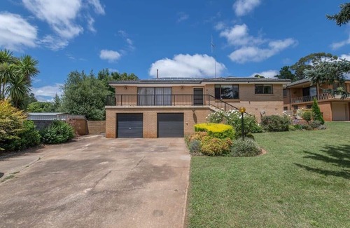 Calare House | Karimi House - Spacious, Sleeps 8, EV Charger
