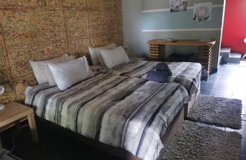Oudtshoorn House | Karoozin Village
