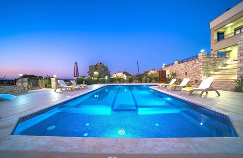 Filaki Villa | Karyo Villa,- 4bd, 3min On Foot From The Beach!