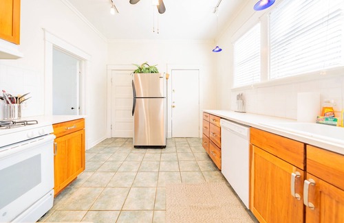 Southmoreland House | KC BoHo Bungalow - Fenced Yard - Pet-friendly
