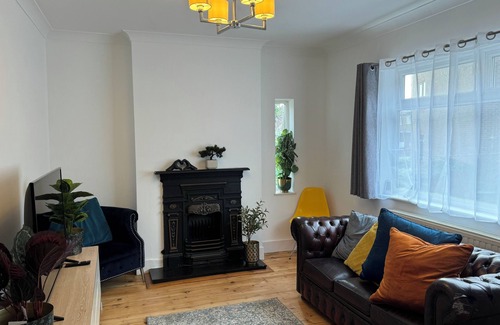 Brentwood Apartment | Keep it simple and peaceful in this 2-bedroom Brentwood apartment.