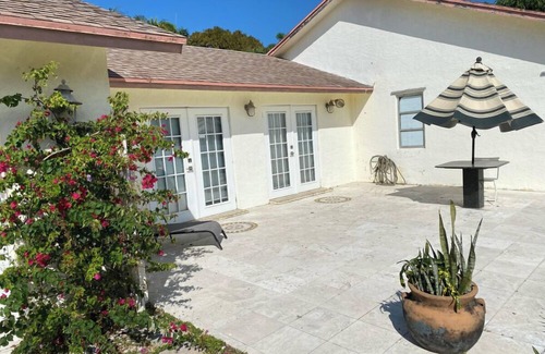 South Palm Park Neighborhood Association Apartment | Keep it simple at this peaceful and centrally-located unit on Palmway.