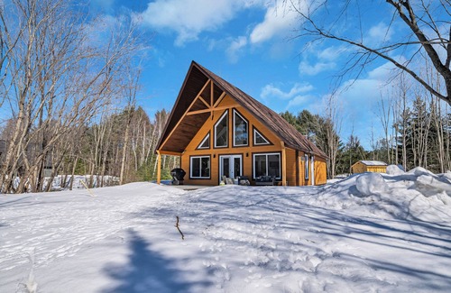 Fort Coulonge Ski Chalet | Kellys On The River Mansfield Quebec - 3 bedrooms with kayaks.