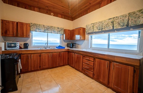 Lances Bay Villa | Kelso Sunset Villa -Cozy Quiet Retreat-Comfortable sleeps 8 n2 King/4 Queen Beds