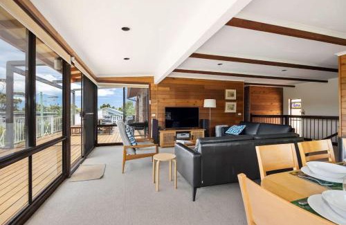 Mollymook House | Kelton Beach Haven - ocean views near golf
