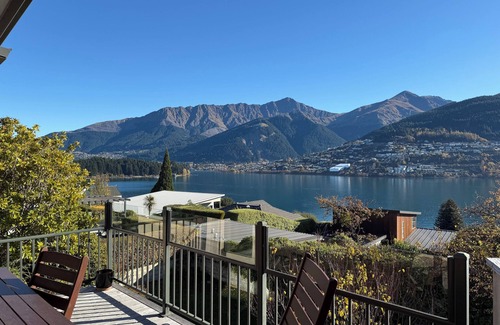 Kelvin Heights House | KELVIN HEIGHTS, QUEENSTOWN - lake views, sunny