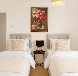 Bedford House | Kempston Home Sleeps 7-9 Long Stays Parking