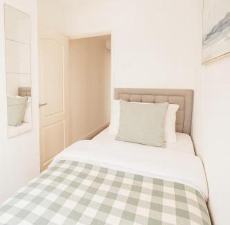 Bedford House | Kempston Home Sleeps 7-9 Long Stays Parking