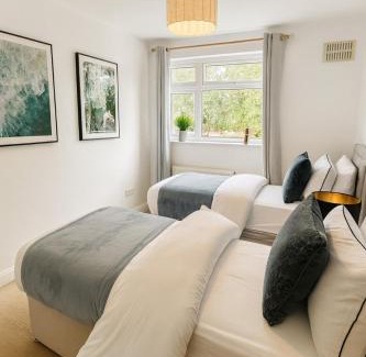 Bedford House | Kempston Home Sleeps 7-9 Long Stays Parking