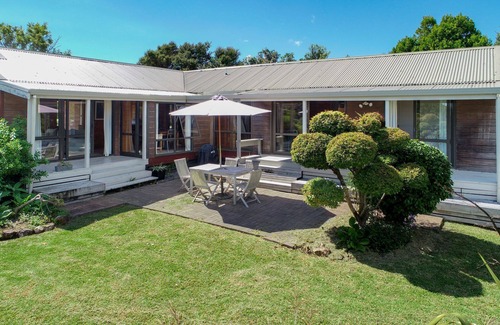 Surfdale House | Kennedy Point Guest House