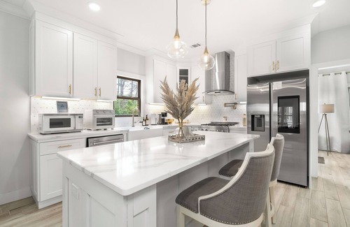 Town Center House | Kennesaw Charm-3 min to Downtown & Pet Friendly!