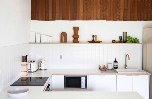 Erowal Bay House | Kenny: Unique Designer Stay: 70s style & new renovation, 5 mins to Hyams Beach