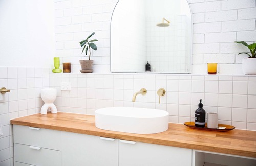 Erowal Bay House | Kenny: Unique Designer Stay: 70s style & new renovation, 5 mins to Hyams Beach