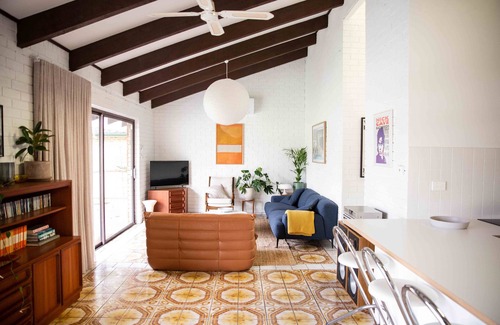 Erowal Bay House | Kenny: Unique Designer Stay: 70s style & new renovation, 5 mins to Hyams Beach