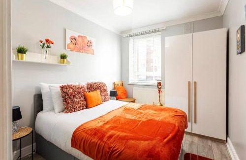 Hammersmith and Fulham Apartment | Kensington Balcony condo for 6