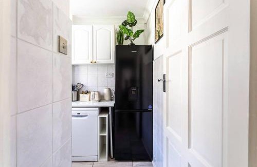 Hammersmith and Fulham Apartment | Kensington Balcony condo for 6