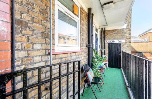 Hammersmith and Fulham Apartment | Kensington Balcony condo for 6