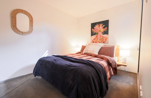 Kensington Apartment | Kensington petite apartment w/direct street access