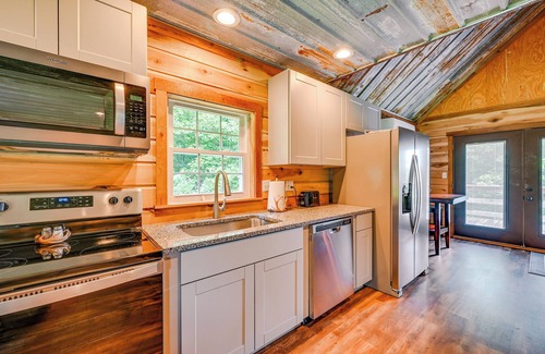 Hadley Apartment | Kentucky Cabin Retreat w/Covered Porch & Views