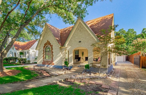Kessler House | Kessler Park Retreat - Walking distance to Bishop Arts District
