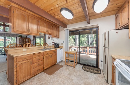Dorrington Cabin | Kevko's Cabin - Classic Chalet in Big Trees Village - Pool Table, Pet-Friendly