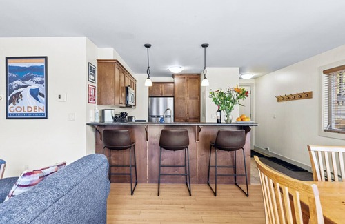 Golden Apartment | Kicking Horse Gem for 6 | Near Gondola + Hot Tub!