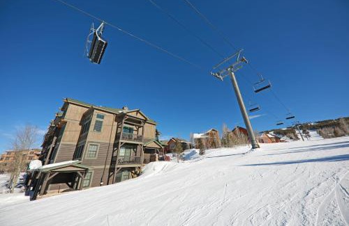 Granby Apartment | Kicking Horse Lodges 3-202