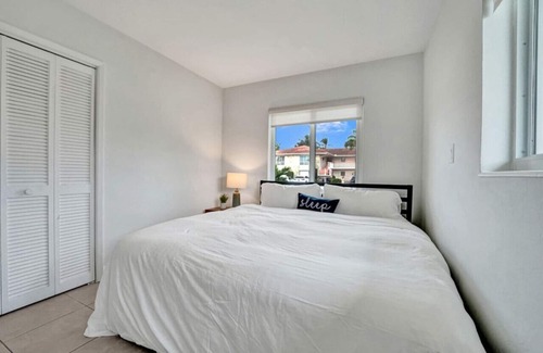 Lighthouse Point Apartment | King 1BD w/ Pool, Grill, Near Beach & Downtown