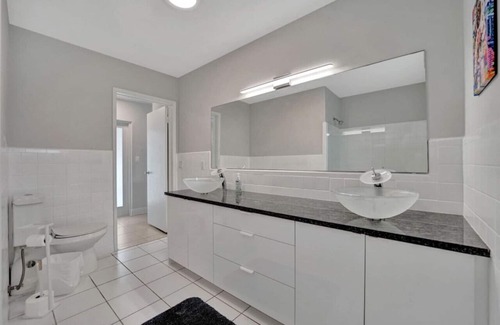 Lighthouse Point Apartment | King 1BD w/ Pool, Grill, Near Beach & Downtown
