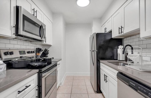 Bayshore Gardens Apartment | King Bayshore Escape | Pool, Gym + FREE Parking