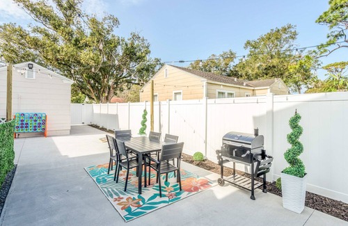 Colonialtown North House | King bd/Charming 2 story cottage w/Private Yard