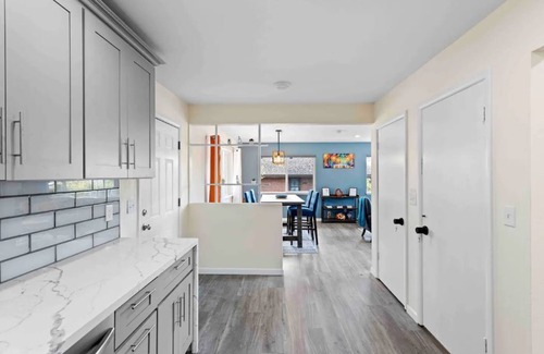 Kent Apartment | King bed 2BR house east of downtown Kent