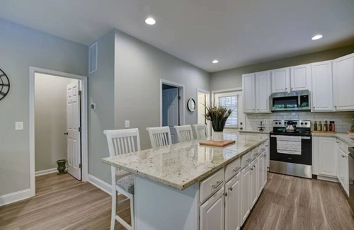 Leesburg House | King Bed 3 Bedroom New Farmhouse