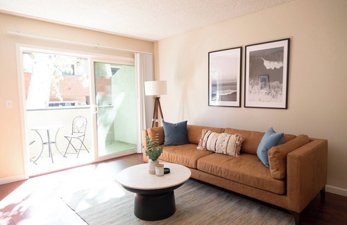 Westlake Village Condo | King Bed, 850 sq ft, W/D, Hot Tub, Gym
