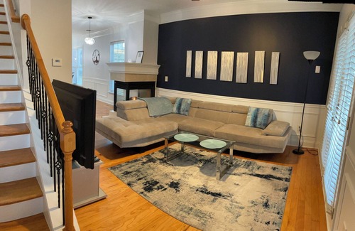 Atlantic Station Area House | King Bed BeautifulTownhouse 3 Bedrooms 2.5 Bathrooms With FreeParking