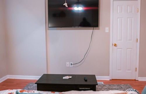 Milneburg House | King Bed Close to FQ W/ Off Street Parking