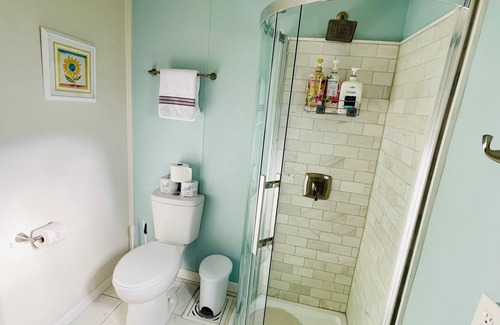 Eiber Apartment | King Bed Cozy Studio near Red Rocks and Downtown