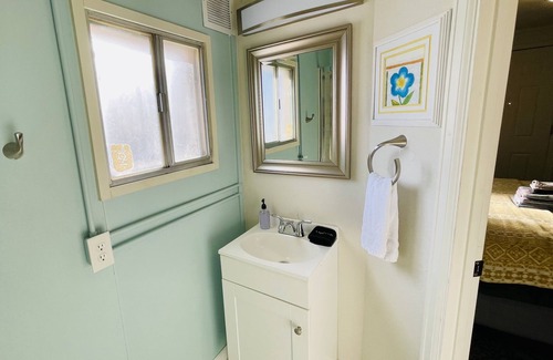 Eiber Apartment | King Bed Cozy Studio near Red Rocks and Downtown