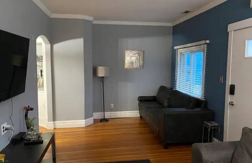 Elmhurst House | King Bed - Entire Home - Private corner lot
