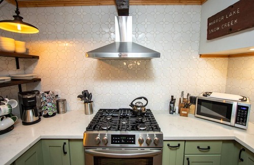 Mi-Wuk Village Cabin | King Bed, EV Plug, Pet Friendly, AC, Renovated